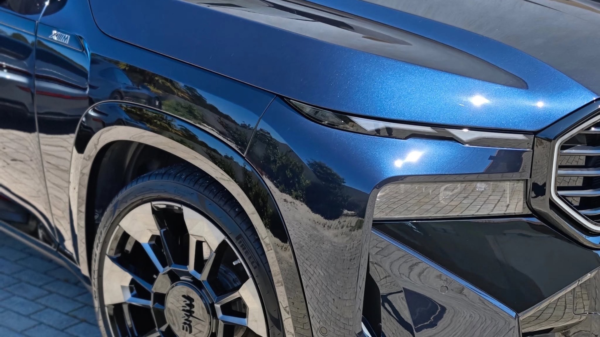 BMW XM azul-noite, pintura impecável e protegida, após detalhe completo no nosso estúdio.