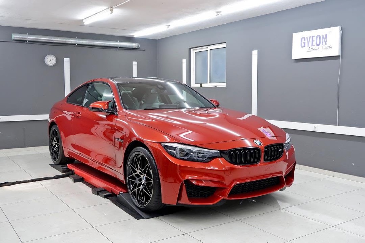 BMW M4 vermelho, revestimento cerâmico Gyeon, no nosso estúdio.