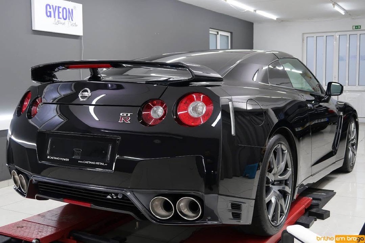 Nissan GT-R R35 preto, traseira, após proteção cerâmica no nosso estúdio.