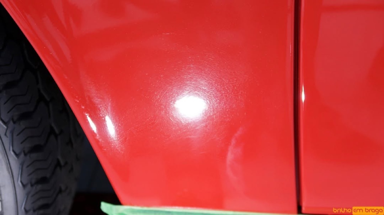 Porsche 911T clássico vermelho, traseira, após conservação e detalhe.