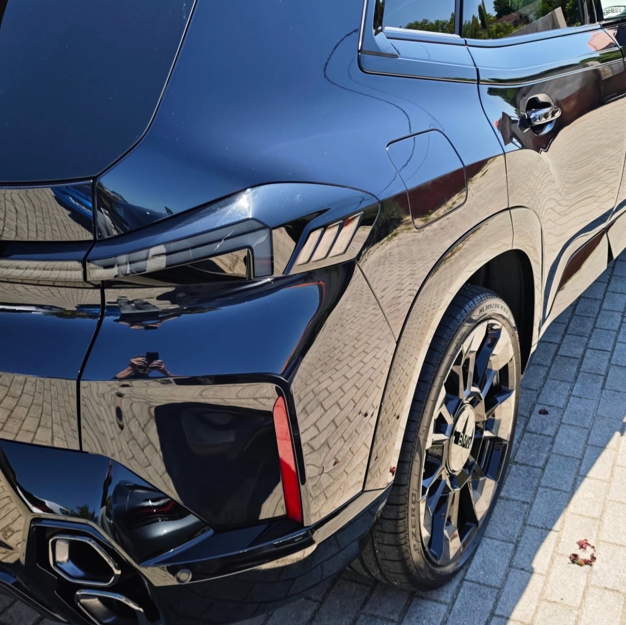 BMW XM azul-noite, frente e jante em pormenor, após detalhe e proteção.